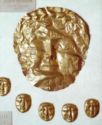Arte fenicio: gran máscara de hoja de oro en el rostro de una mujer y grupo de cinco pequeñas máscaras de oro