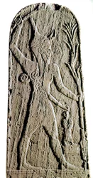 Arte fenicio: estela de piedra caliza del dios Baal en el relámpago. (Dios guerrero que protege al rey) Escultura del siglo XIX o XVIII a. C. De Ras Shamra (Ugarit u Ougarit), dimensiones 142 cm, París, Musée du Louvre