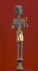 Arte fenicio: estatuilla de una divinidad en plata y oro. Siglo XX o XIX a. C. Procedente de Ras Shamra (Ugarit). Altura 28 cm. Museo Nacional de Alepo, Siria