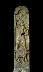 Arte fenicio: estela de piedra caliza llamada Amrit: probablemente Melquart representa en su león el disco solar sobre él. Siglo VI o V a.C. De Amrit. Dim 180 cm París, Museo del Louvre
