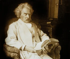 Mark Twain (Samuel Langhorne Clemens 1835-1910) escritor estadounidense, aquí leyendo, c; 1910