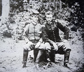 Retrato del Teniente George A. Custer (1839-1876) (sin sombrero) con su prisionero Teniente Washington del Ejército Confederado, capturado en mayo de 1862