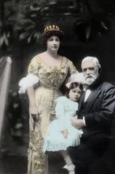 Cantante australiana Nellie Melba (1861-1931) con su padre y una niña no identificada. Melbourne, principios del siglo XX. Fotografía