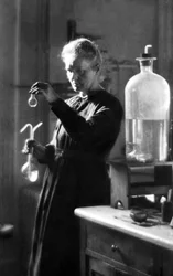 Marie Curie en su laboratorio en 1925 (foto b/n)