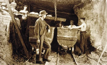 Mineros en una mina de potasa, Alsacia, hacia 1900 (foto b/n)