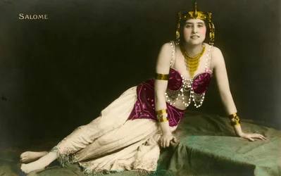 Salomé posando seductoramente con un traje revelador