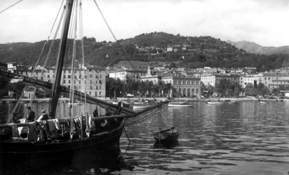 Vista del puerto de Ajaccio, Córcega, c.1930 (foto b/n)