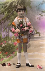 Joven francés sosteniendo rosas
