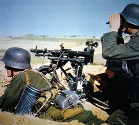 Ametralladora de propósito general MG34 alemana montada en un trípode para fuego sostenido