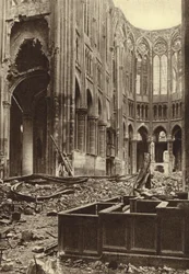 Interior de la Basílica de Saint Quentin, Francia, destruida por el bombardeo aliado, Primera Guerra Mundial