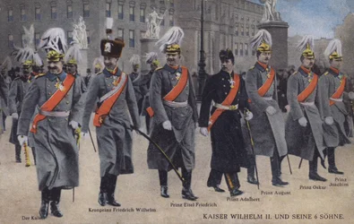 Kaiser Wilhelm II de Alemania y sus seis hijos en uniforme militar (foto coloreada)