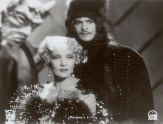 Fotograma de la película "La emperatriz escarlata" con Marlene Dietrich y John Lodge