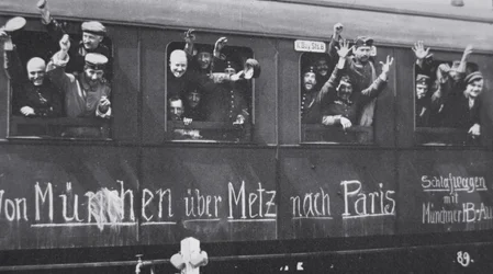 Tropas alemanas de la Primera Guerra Mundial parten al frente en un vagón de tren con el mensaje 