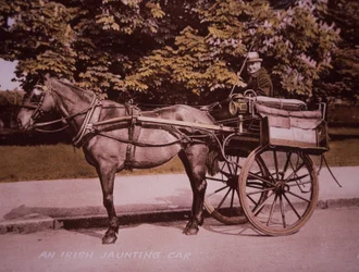 Un coche de paseo irlandés, c.1910 (foto en blanco y negro coloreada a mano)