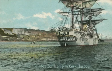 Acorazado alemán en el puerto de Cork, Irlanda