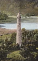 Irlanda: Antigua Torre Redonda, Glendalough, Condado de Wicklow (foto a color)