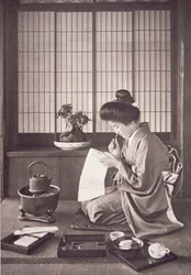 Mujer japonesa escribiendo