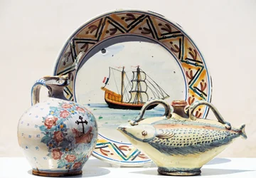 Artefactos en exhibición en el Museo de Cerámica de Vietri, Vietri sul Mare, Campania, Italia