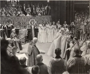 La duquesa Mary, con su corona en alto rindiendo homenaje a la Reina Isabel II en la Coronación