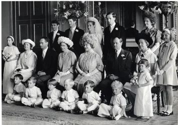 Fotografía de grupo de la boda de Lord Hartington y Amanda con SM la Reina y la Reina Madre, 28 de junio de 1967