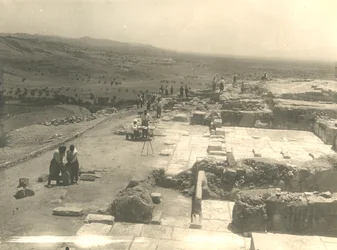 Vista de las excavaciones del palacio de Phaistos, misión arqueológica italiana dirigida por Luigi Pernier y Federico Halbherr, Creta, Grecia