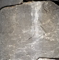 Muro con inscripciones cerca del Templo de Apolo, Delfos (Lista del Patrimonio Mundial de la Unesco)