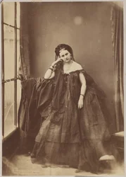 La mujer apoyada