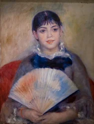 mujer joven con un abanico