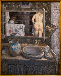 Espejo encima de un lavabo