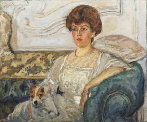 Mujer en un sofá azul