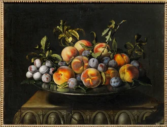 Ciruelas pasas y melocotones en plato - Ciruelas pasas y melocotones en plato ...