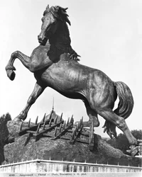 Caballo con un rastrillo, frente al primer Palacio de Trocadero construido para la Exposición Universal en 1878