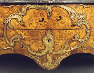 Detalle de una cómoda Luis XV, vendida por Adrien Delorme (montura de ormolu, madera de tulipán, amarantos, madera frutal y marquetería)