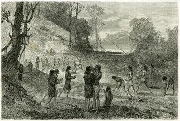 Juegos de jabalina entre 2 tribus de Zaparros, los hombres practican y las mujeres rodean a los jugadores sin miedo y les sirven bebidas. Ilustración de la historia “Amazonas y Cordilleras”