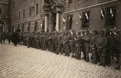 Álbum «El Ejército Real (Primera Guerra Mundial)»: tropas militares en una calle de la ciudad de Rávena, decorada festivamente con el tricolor en las ventanas
