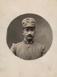 Álbum "El Ejército GM R. (Primera Guerra Mundial)": soldado del 180º Regimiento de la Milicia Territorial (foto en b/n)