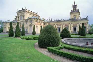 Vista exterior del palacio y jardines