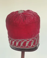 Gorra de iglesia ortodoxa supuestamente usada por Napoleón (1769-1821) al cruzar el río Berezyna en 1812