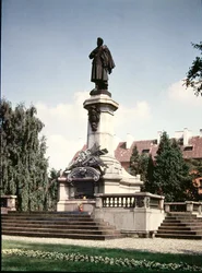 Estatua de Adam Mickiewicz (1798-1855) erigida en 1898