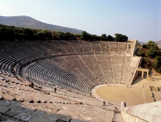 Vista del teatro de Epidauro realizado por el arquitecto Policleto el Joven en Grecia