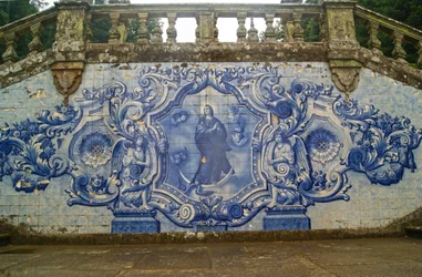 Panel decorativo que muestra a la Virgen María aplastando a la serpiente, Lamego, Portugal. 1738