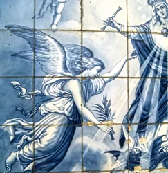 Panel decorativo que muestra al arcángel Gabriel y la Virgen María aplastando una serpiente alada, Lamego, Portugal. 1738