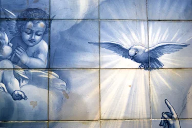Detalle del Arcángel Gabriel señalando a la Paloma, panel decorativo que representa la Anunciación, Lamego, Portugal. 1738