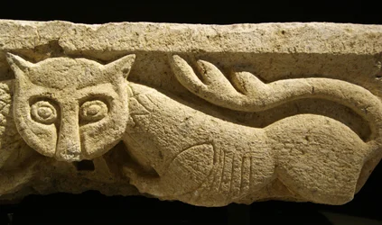 Detalle de un capitel zoomorfo de una de las columnas originales