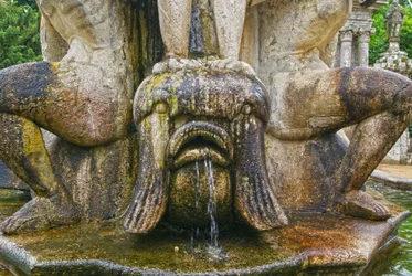 Escultura de pez en la base de un Obelisco, Lamego, Portugal. 1738