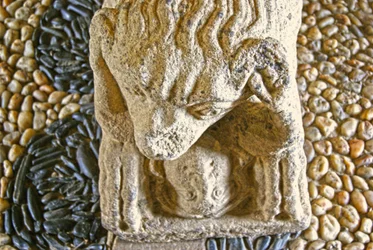 León comiendo a un hombre, base del sarcófago de D. Afonso Pires, ex Obispo de Oporto, Lamego, Portugal c.1372