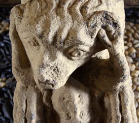 León comiendo a un hombre, base del sarcófago de D. Afonso Pires, ex obispo de Porto, Lamego, Portugal c.1372