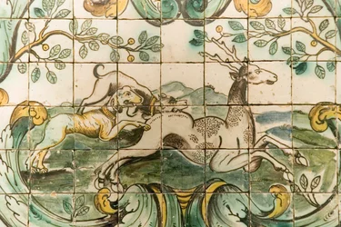Azulejos de mayólica que representan perros persiguiendo a un ciervo, de La Sala de Caza en el Palacio da Praia, Belém, c.1680 (cerámica)
