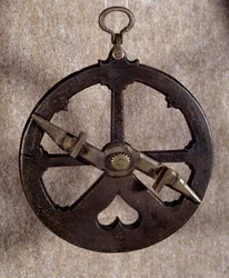 Instrumento de medición: astrolabio náutico portugués del siglo XVI. Oxford. Universidad