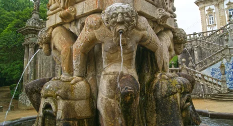 Atlantes míticos en la base de un Obelisco, Lamego, Portugal. 1738